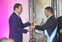 Valdés asumió como nuevo gobernador instando a “seguir transformando Corrientes”