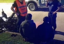 Ladrones robaron una moto y terminaron chocando entre ellos