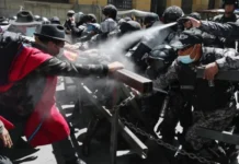 Bolivia: incidentes entre la policía y los manifestantes que piden la renuncia del presidente