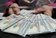 El dólar no detiene su caída y la moneda argentina trepa a su nivel más alto desde 2017