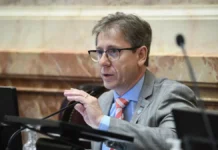 Vischi pidió la cabeza a Manuel Adorni