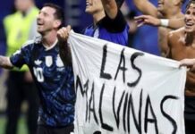 “Las Malvinas son argentinas”, la bandera que colocaron los jugadores en la cancha tras el pase a la final