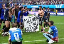 La historia de la bandera de Malvinas que terminó en manos de los jugadores argentinos