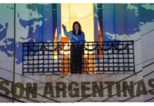 Cristina Kirchner salió al balcón a celebrar el pase a la final y su militancia reclamó por las Malvinas