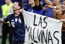 “Las Malvinas son argentinas”, la bandera que colocaron los jugadores en la cancha tras el pase a la final