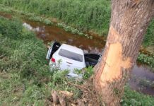 Automóvil terminó en el canal de Chiappe tras despistar