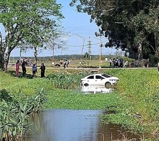 auto en zanjon en saladas