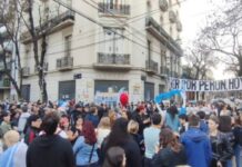 En el Día de la Lealtad, militantes peronistas se movilizaron hasta San José 1111 y Cristina Kirchner saludó desde el balcón