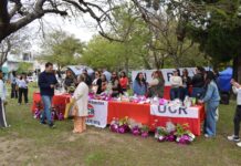 El comité UCR Goya entregó presentes a las madres en plaza Mitre