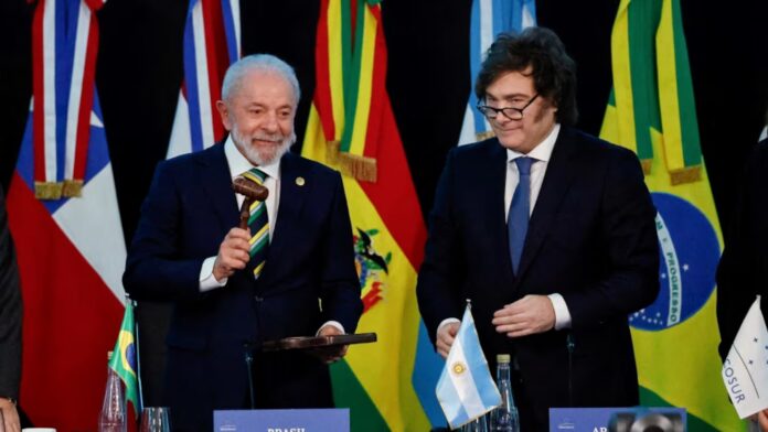 lula-da-silva-y-javier-milei-se-vieron-las-caras-en-la-cumbre-del-mercosur-de-buenos-aires-foto-reuters-7AMNDTTEABFANA7MPABEDHQCRI